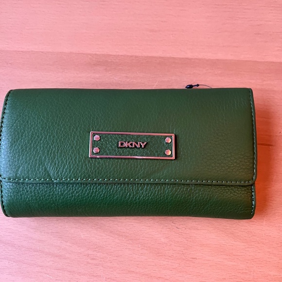 Brand New DKNY Donna Karen Green Leather Wallet - Picture 4 of 14